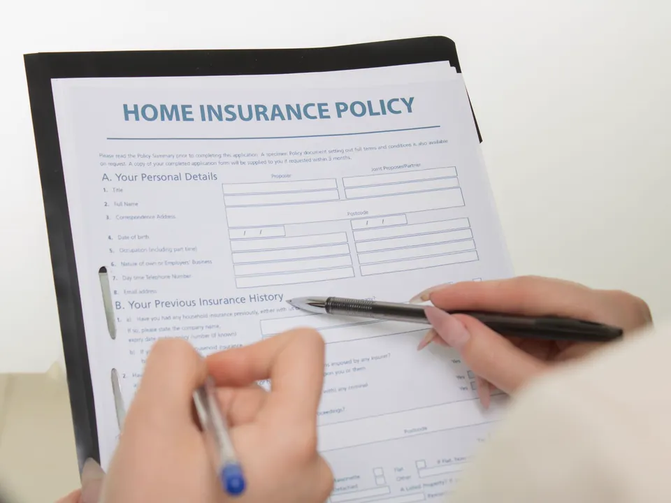Des mains remplissent un document d’assurance